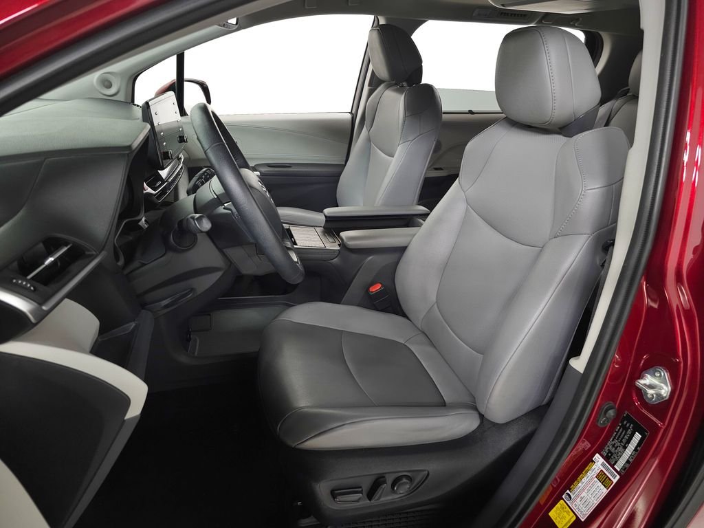 Used 2022 Pearl Toyota XLE image 17