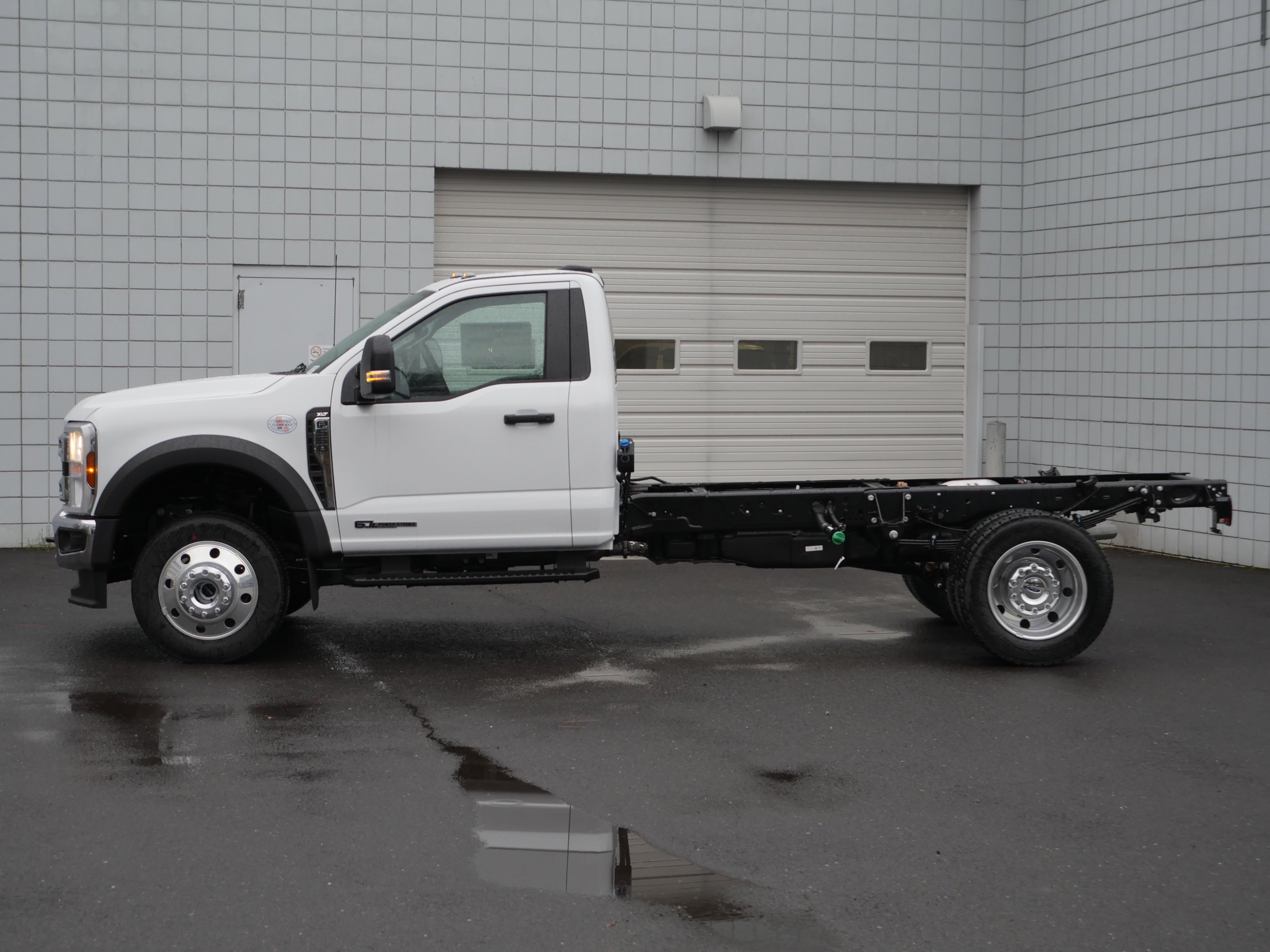 New 2026 Oxford White Ford F-550® XLT image 12