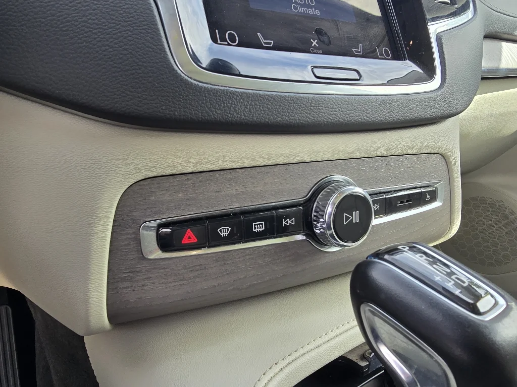 Used 2022 Pine Grey Metallic Volvo Inscription image 22
