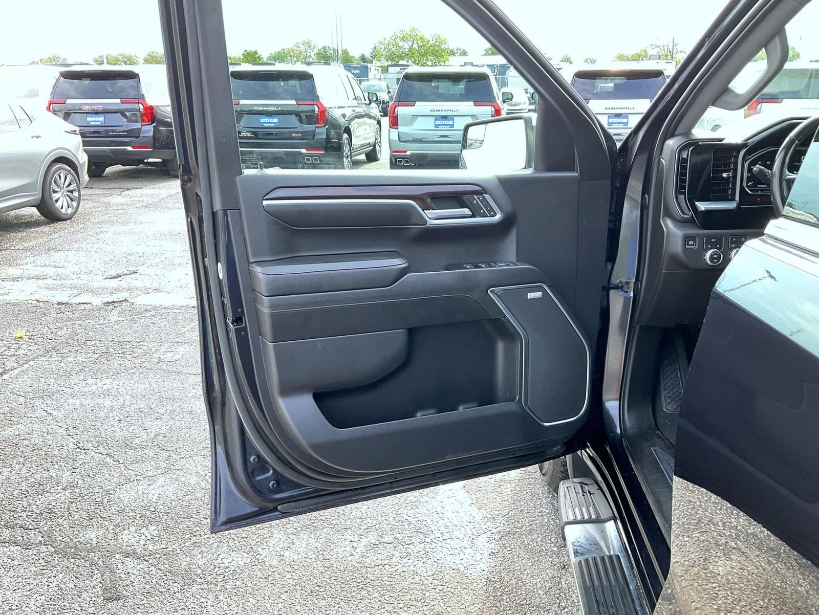Used 2022 Silver GMC SLT image 9