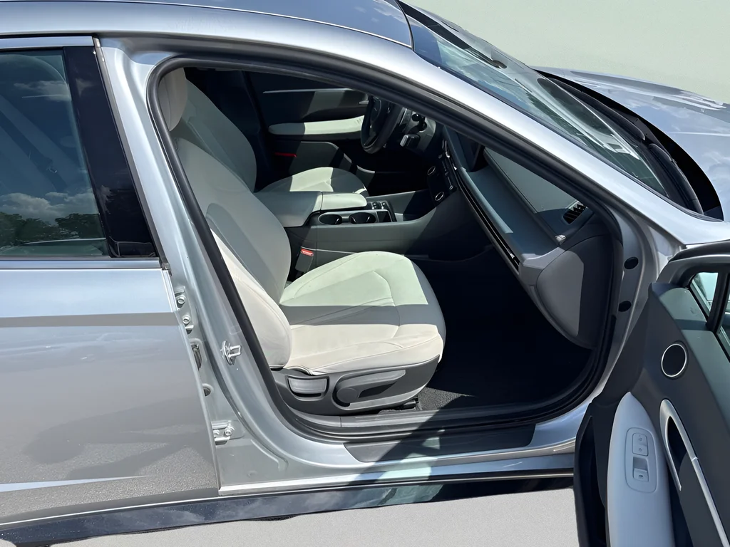 Used 2025 Silver Hyundai SEL image 12