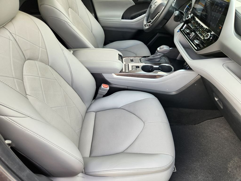 Used 2022 Magnetic Gray Metallic Toyota Platinum image 14