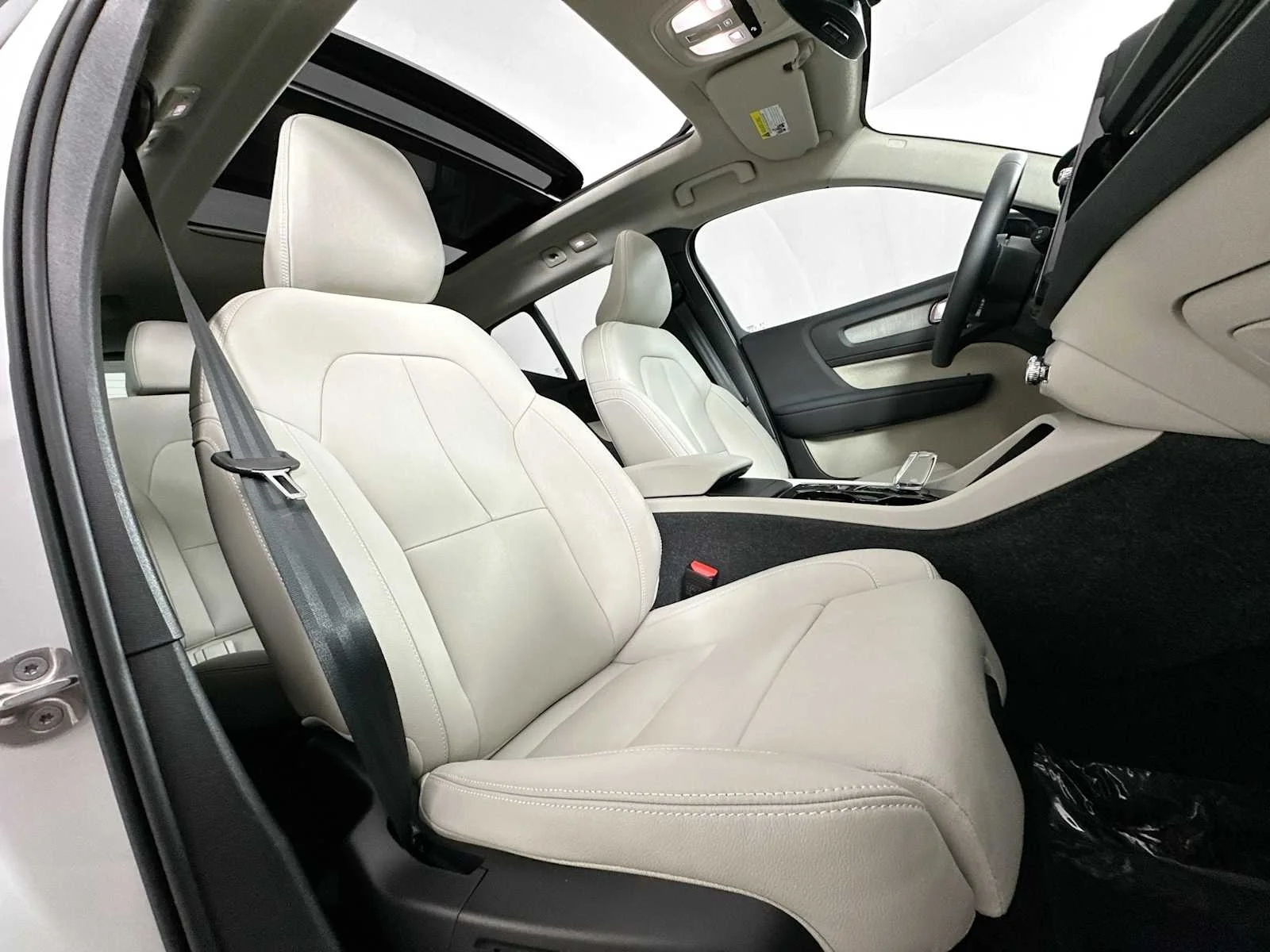 Certified Used 2025 Crystal White Volvo Plus image 27