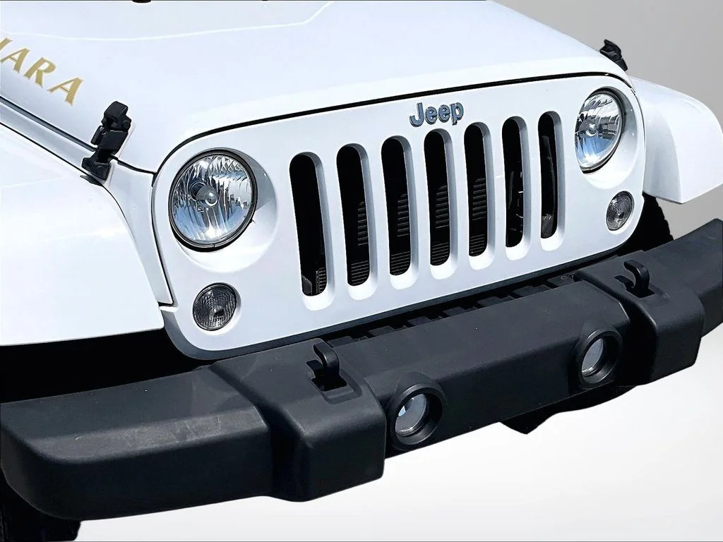 Used 2015 White Jeep Unlimited Sahara image 29
