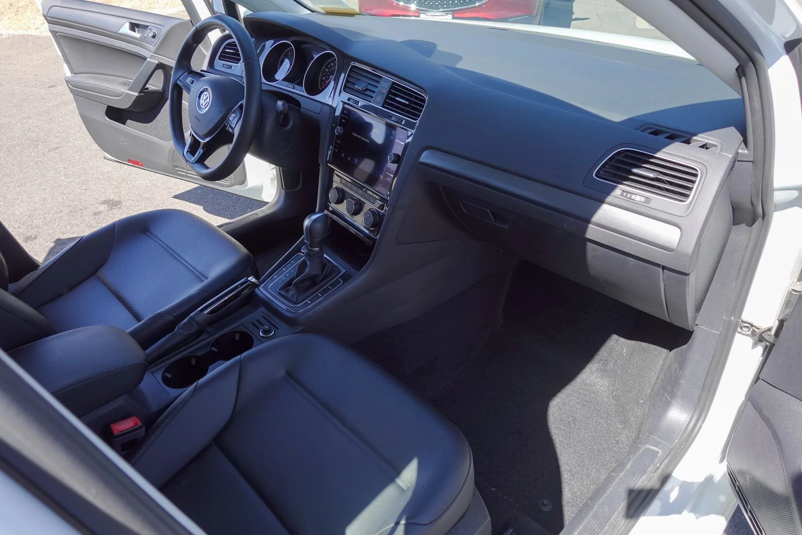 Used 2019 Pure White Volkswagen SE image 11