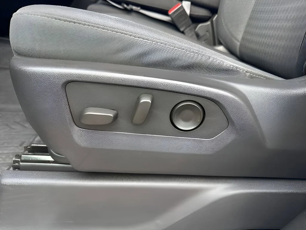 Used 2024 Summit White GMC Elevation image 21