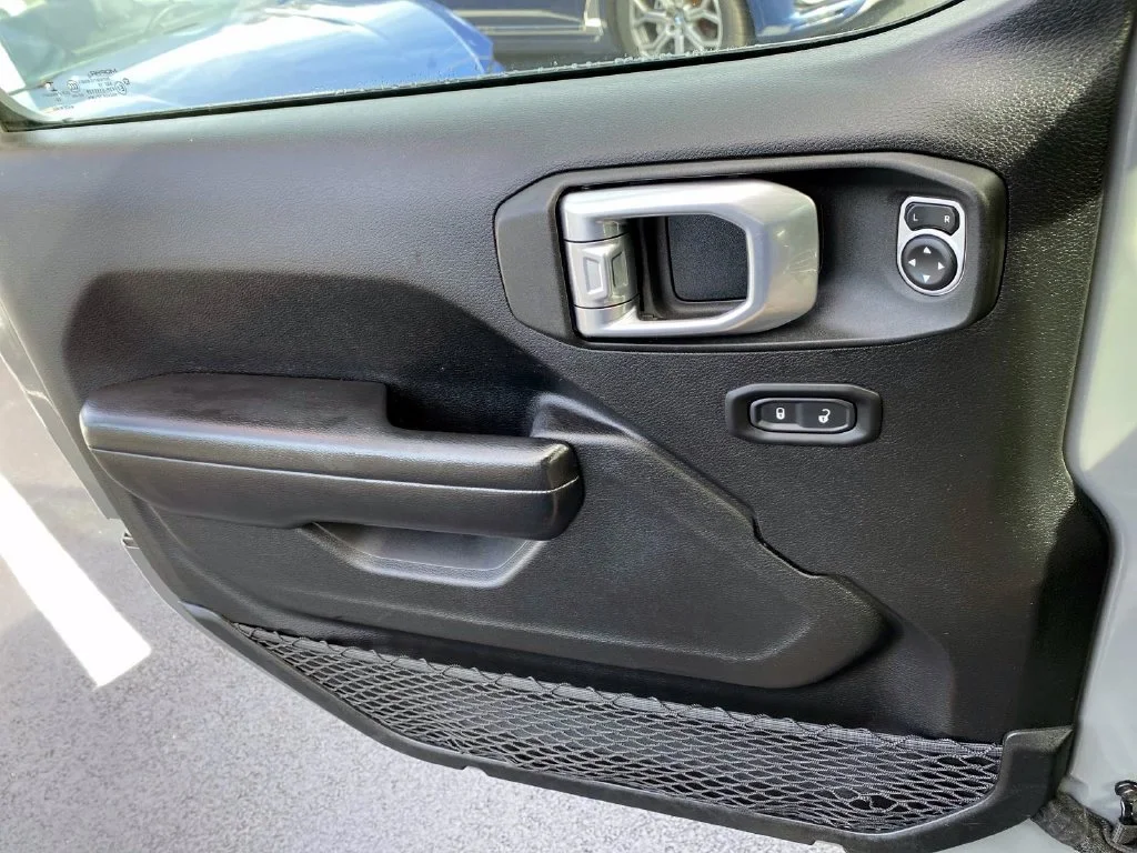 Used 2019 Gray Clearcoat Jeep Sport S image 23