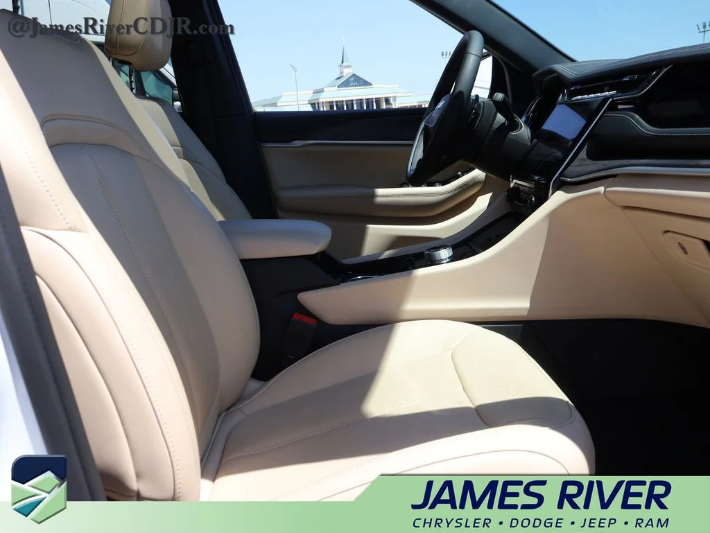 Used 2022 White Jeep 4xe image 9