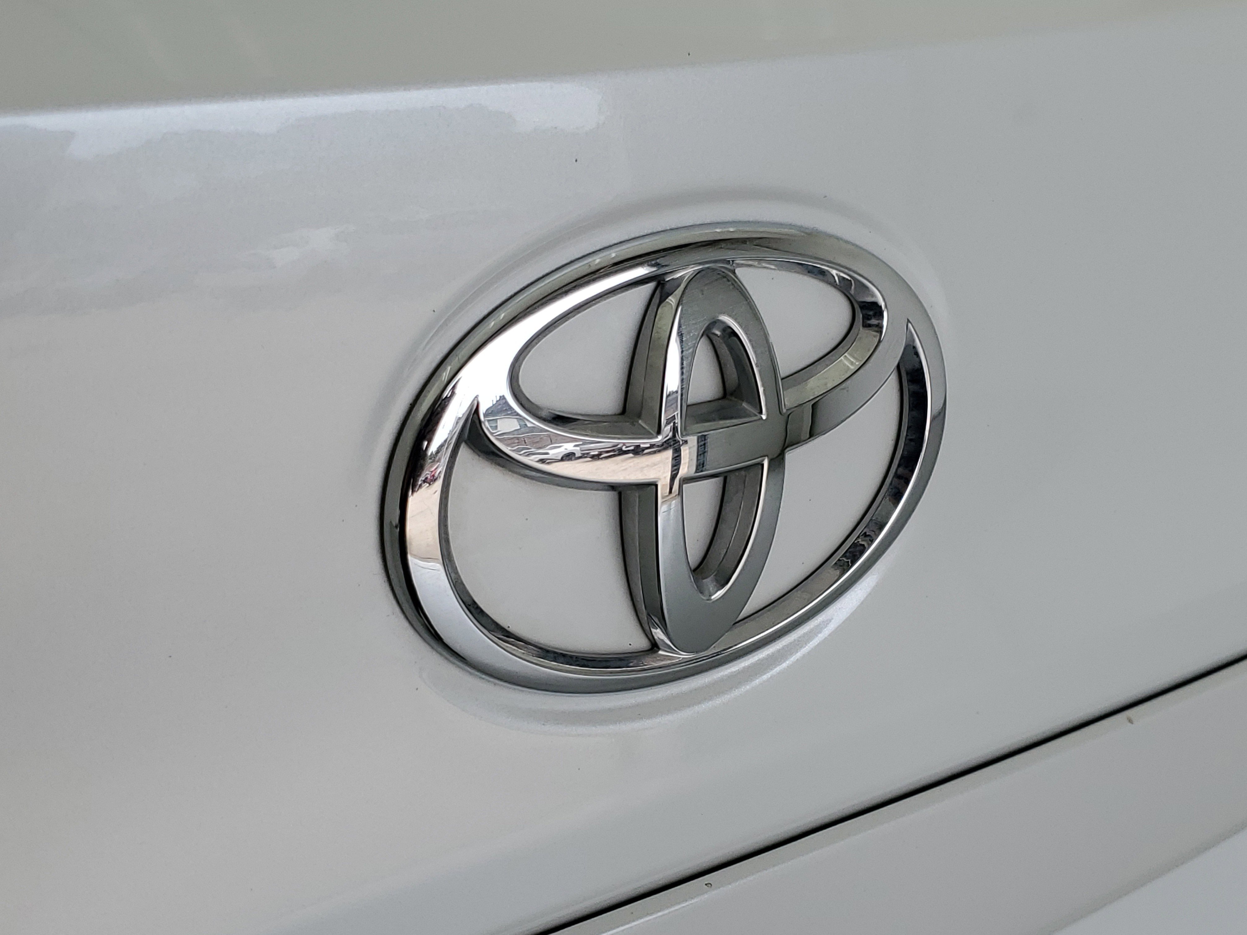 Used 2024 Wind Chill Pearl Toyota LE image 9
