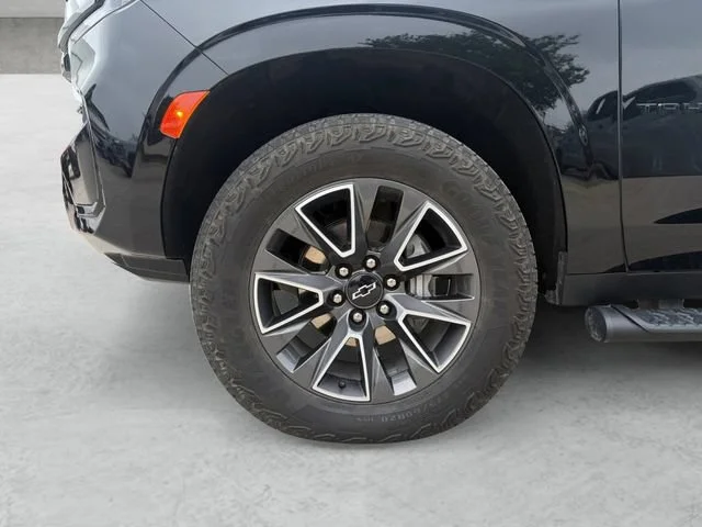 Used 2024 Black Chevrolet Z71 image 23