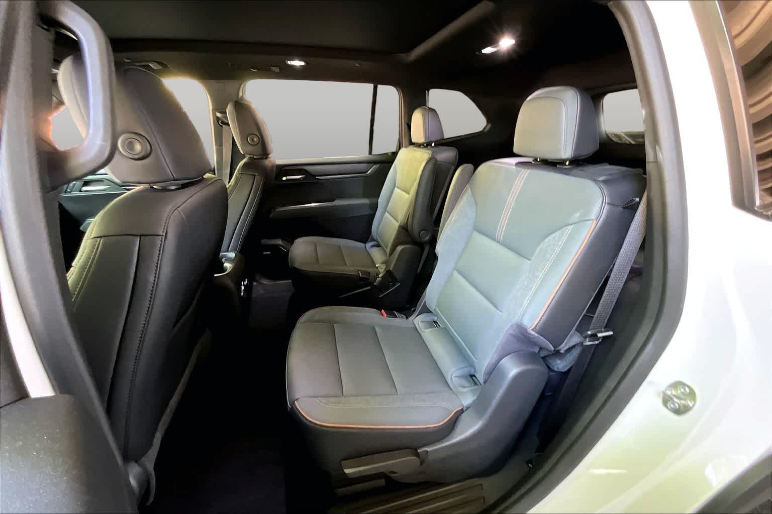 Used 2025 Summit White GMC AWD AT4 image 19