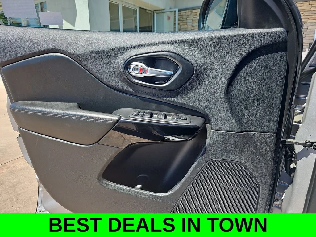 Used 2021 Silver Jeep Latitude Plus image 25