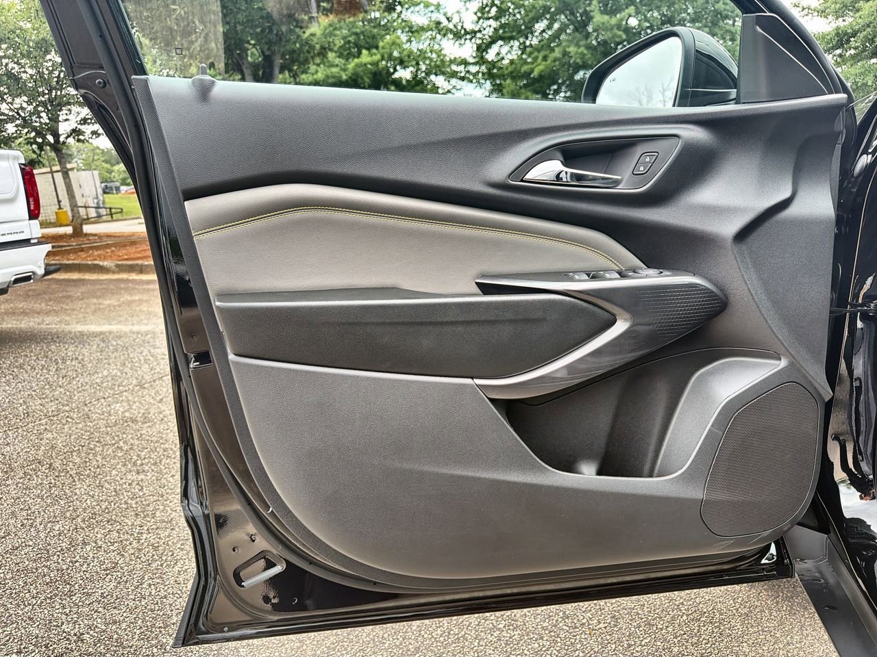 New 2026 Mosaic Black Metallic Chevrolet ACTIV image 18