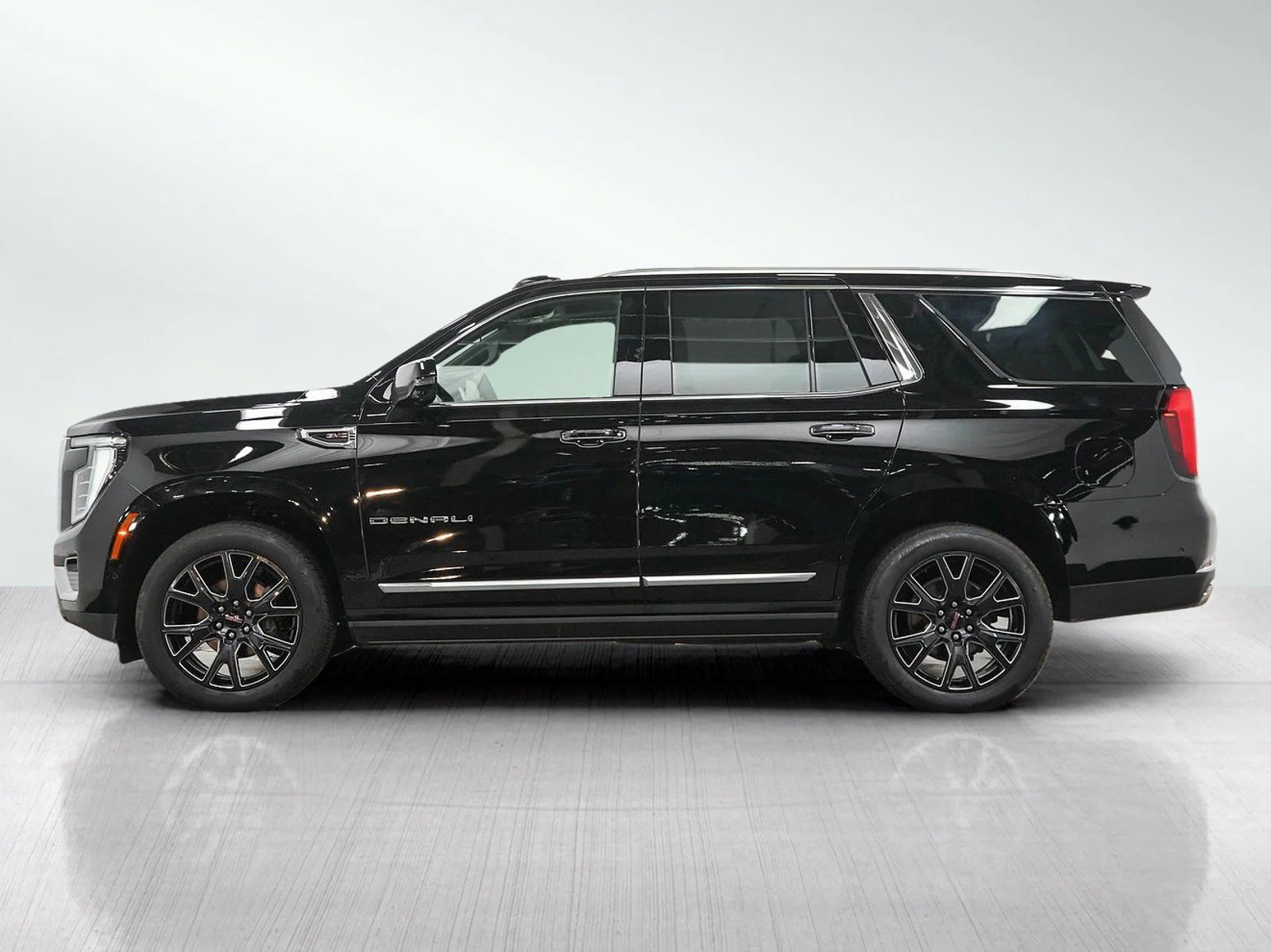 Used 2025 GMC Yukon DENALI with VIN 1GKS2DRL8SR224143 for sale in Roseville, Minnesota