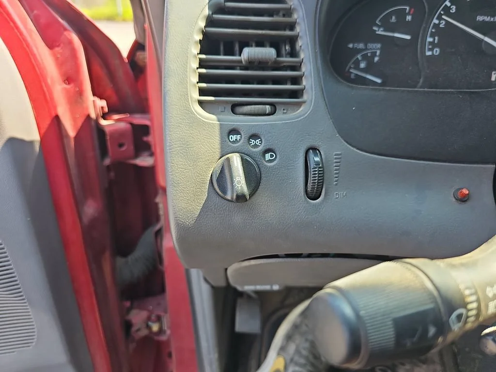 Used 2000 Red Ford XL image 29