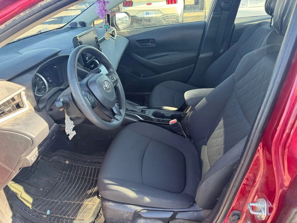 Used 2022 Pearl Toyota LE image 12