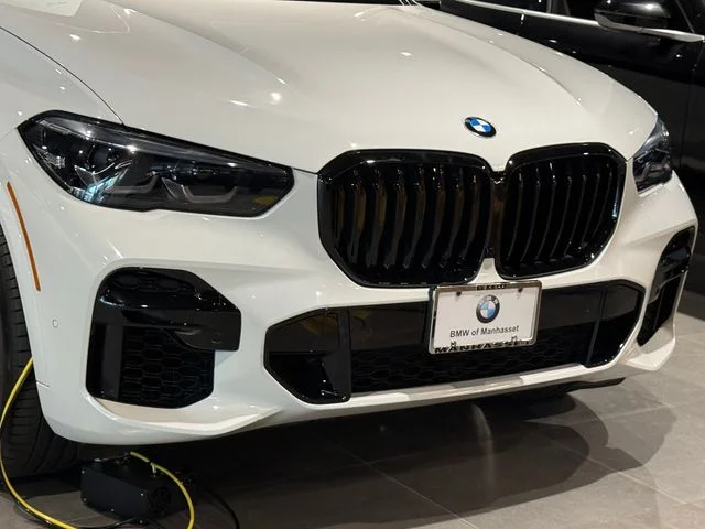 Certified Used 2023 Alpine White BMW xDrive40i image 4