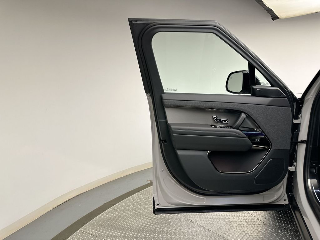 New 2027 Borasco Grey Metallic Land Rover SE image 9