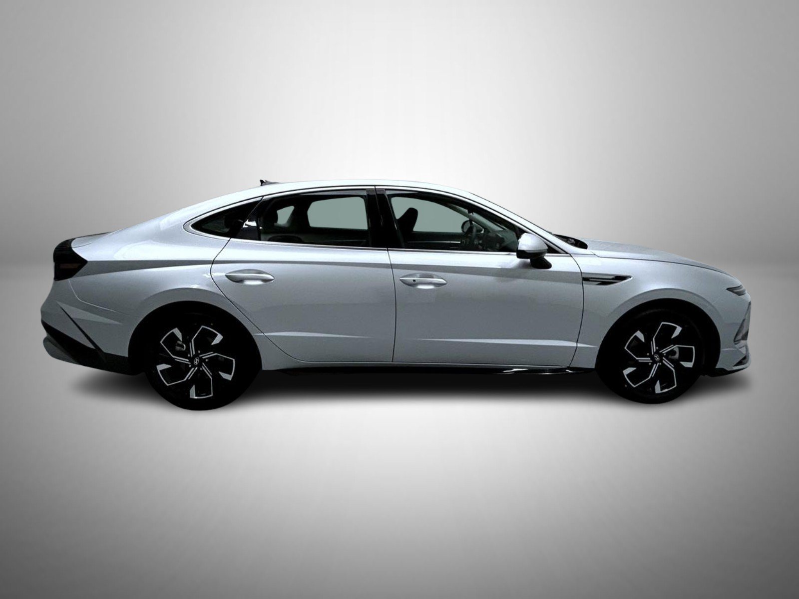 Used 2025 Silver Hyundai SEL image 4
