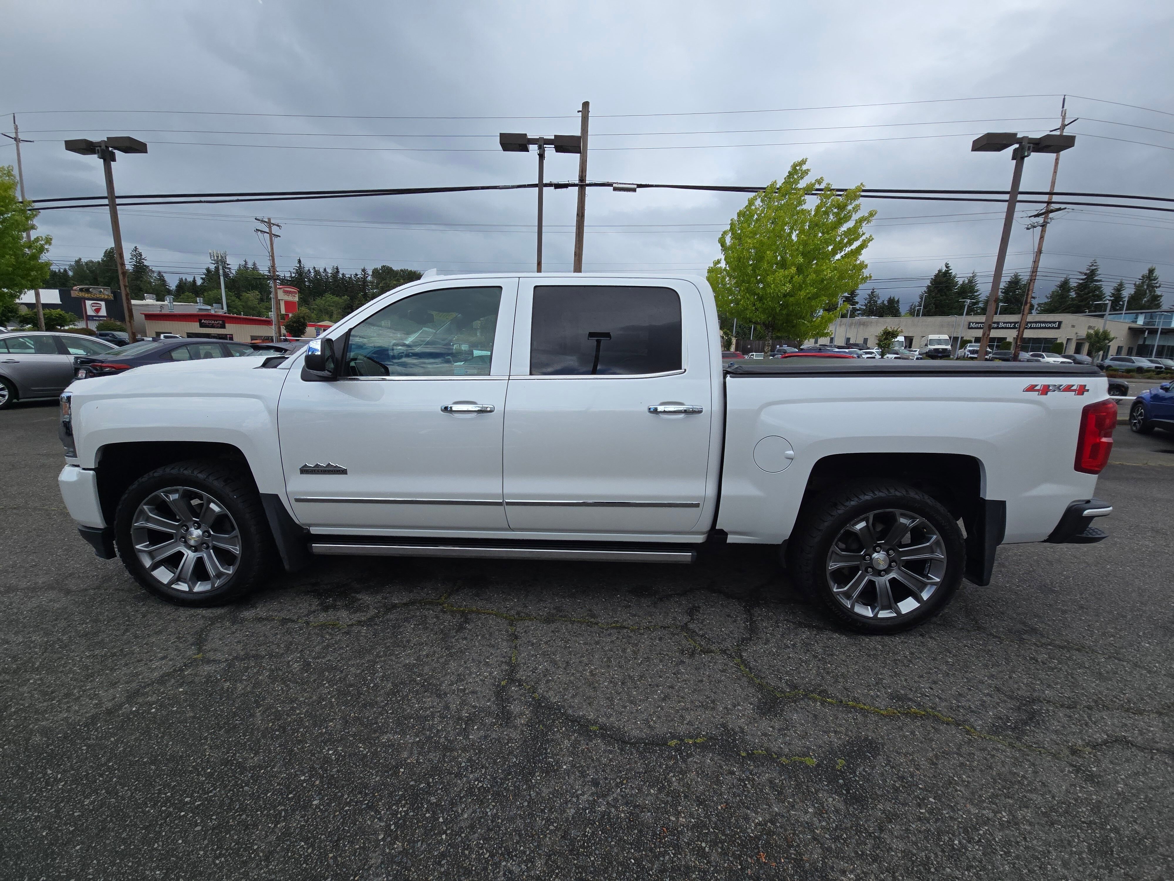 Used 2018 IRIDESCENT PEARL TRICOAT Chevrolet High Country image 6