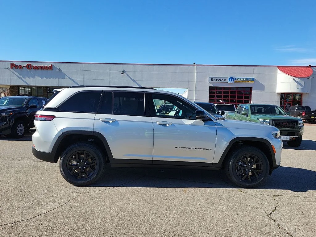 New 2026 Silver Zynith Exterior Paint Jeep Altitude image 6