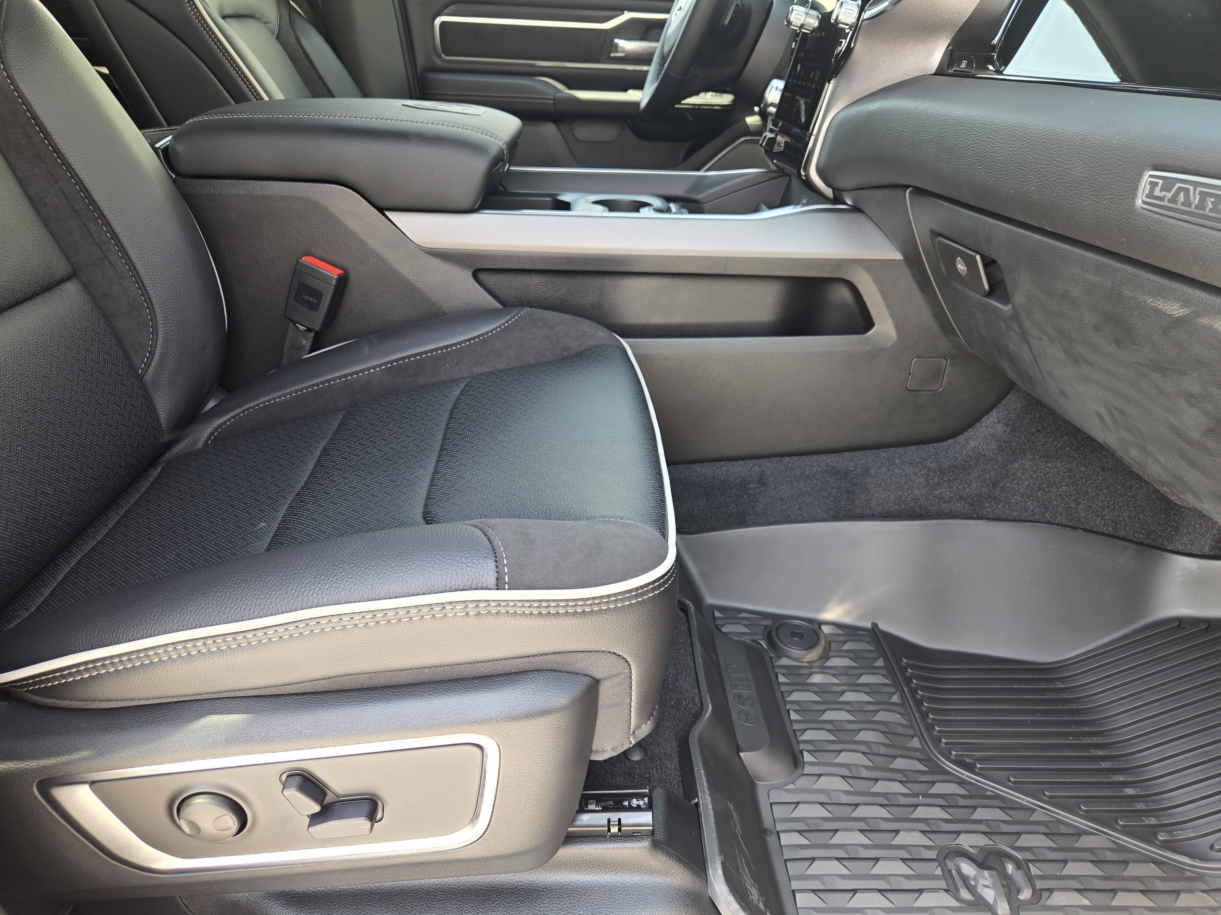 New 2026 Diamond Black Crystal Pearl-Coat Exterior Paint RAM Laramie image 12