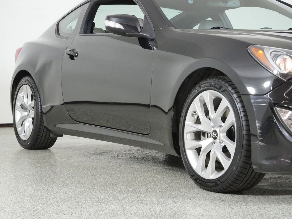 Used 2015 Black Hyundai 3.8 image 6