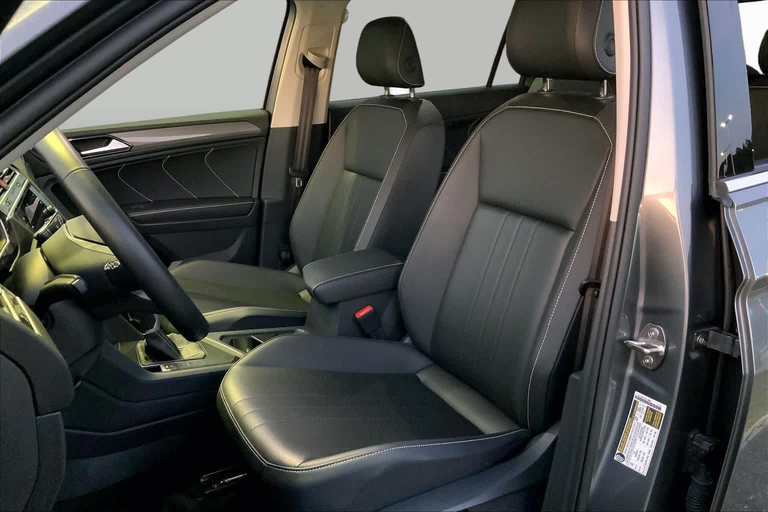 Used 2024 Platinum Gray Metallic Volkswagen SE image 8