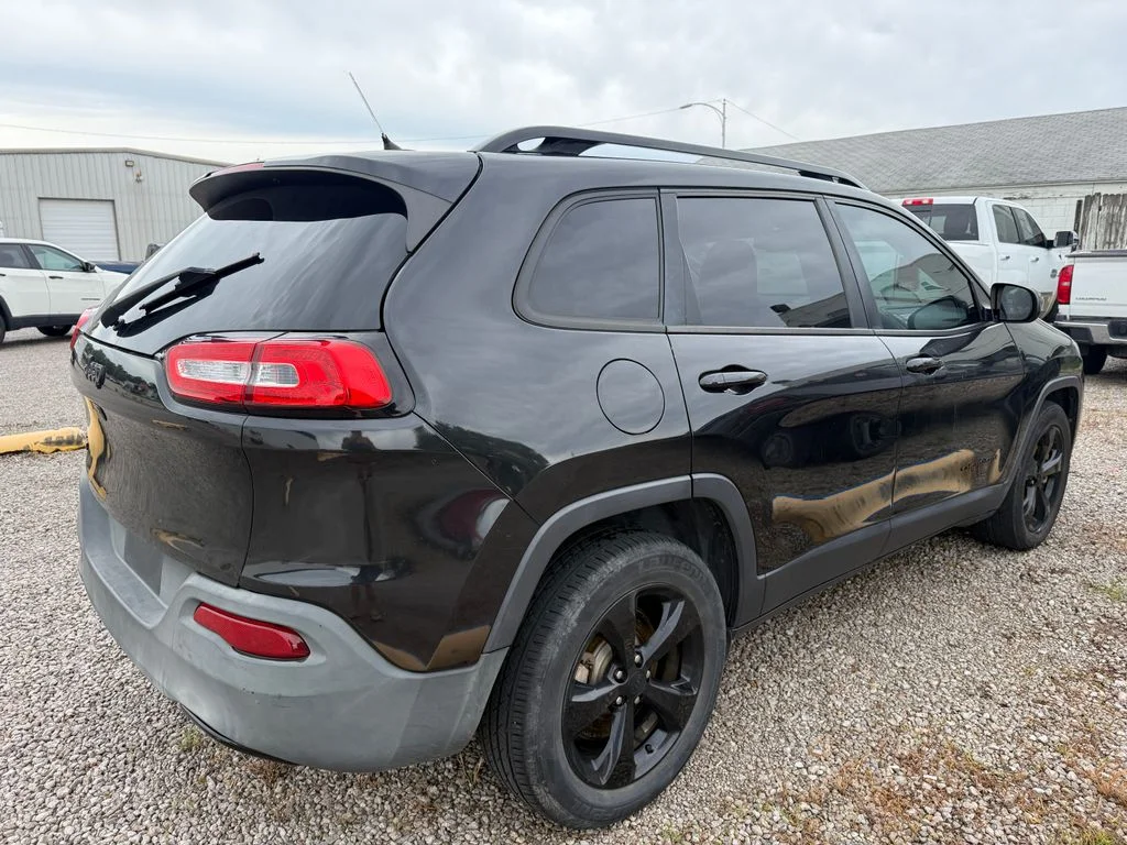 Used 2015 Black Jeep Latitude image 6