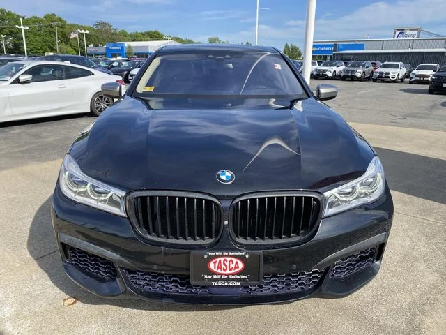 Used 2017 Black BMW M760i image 9
