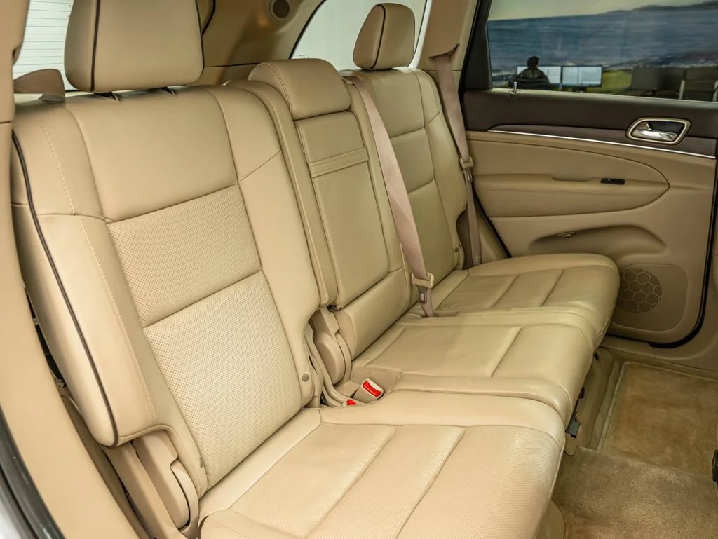 Used 2015 Billet Silver Metallic Clearcoat Jeep Overland image 39