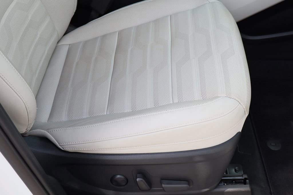 Used 2023 White Kia SX Prestige image 33