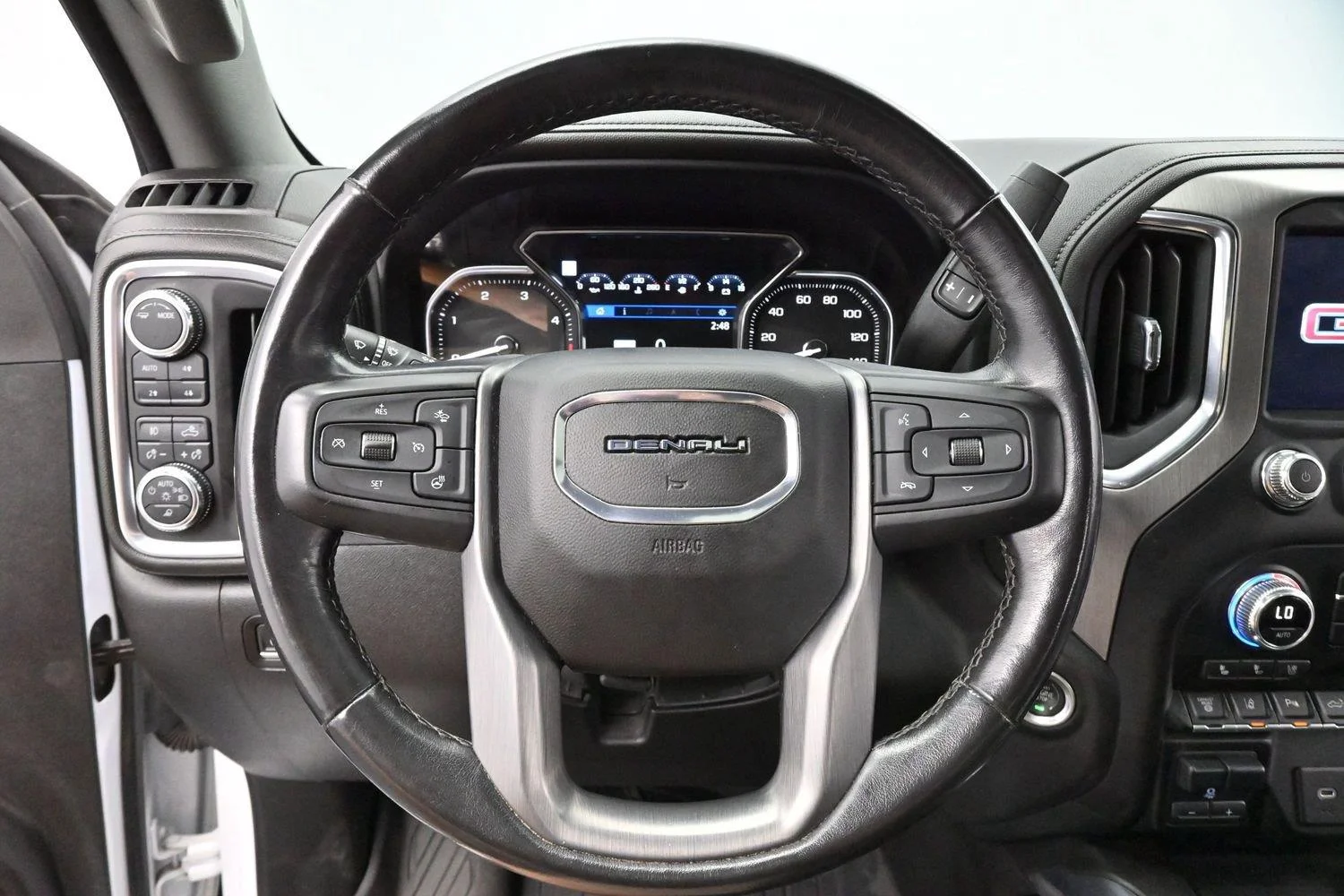 Used 2022 White Frost Tricoat GMC Denali image 15