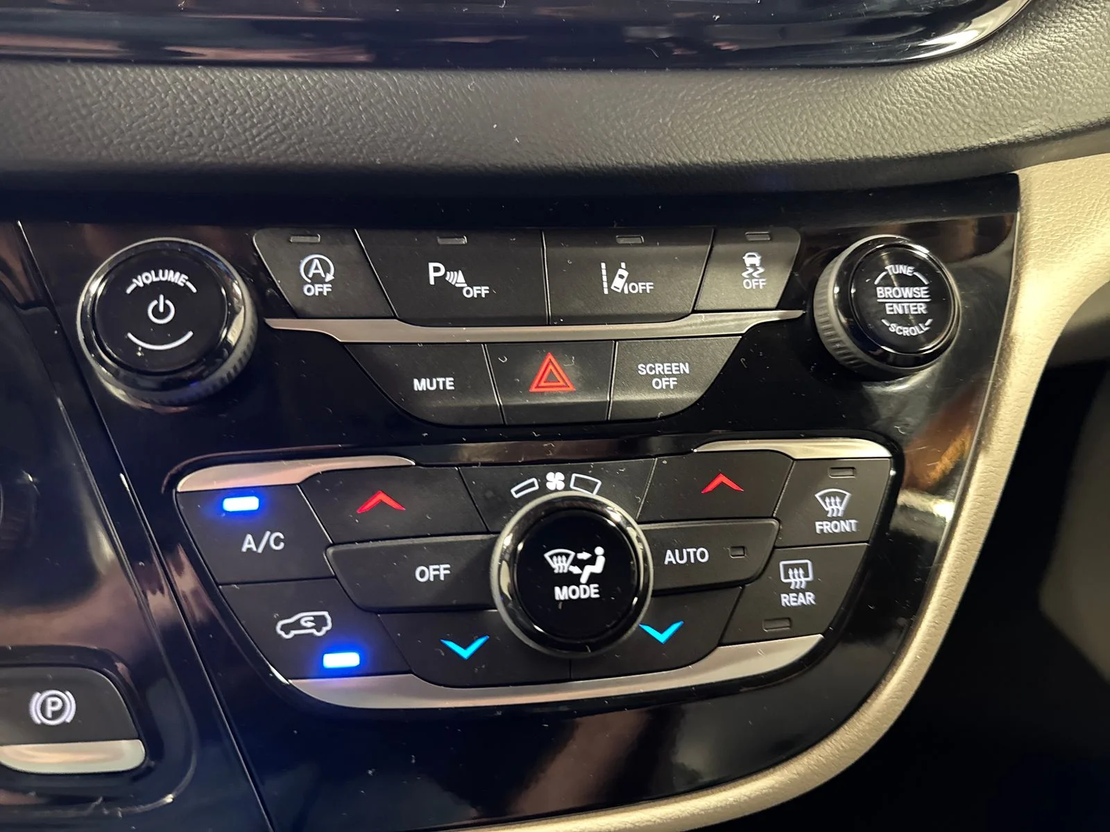 Used 2023 Silver Mist Clearcoat Chrysler Touring L image 23