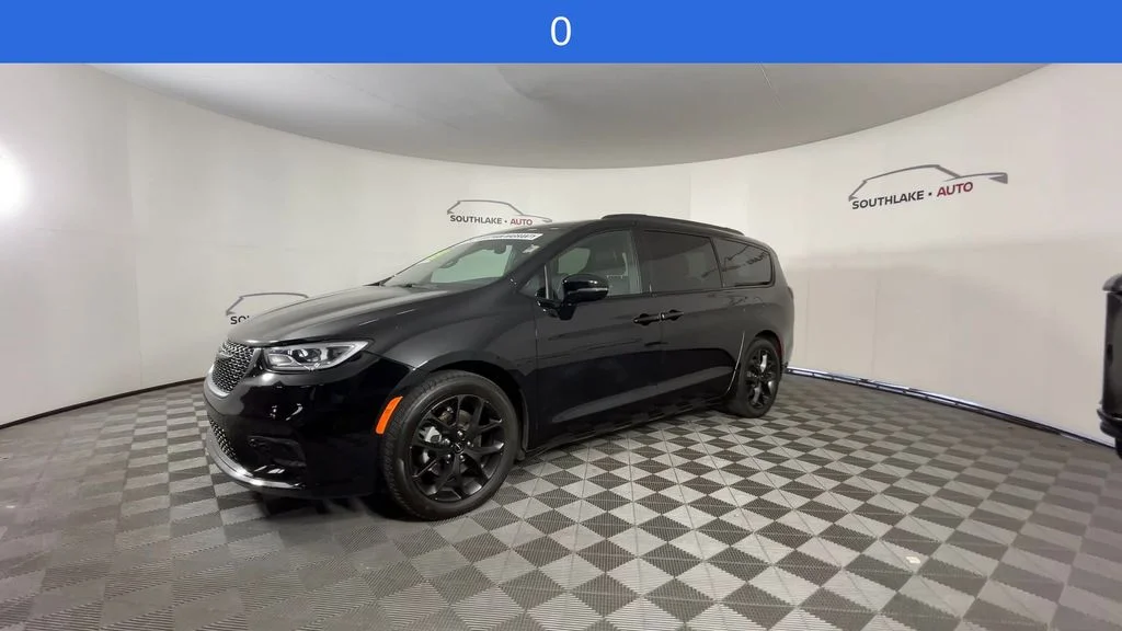 Used 2025 Black Chrysler Limited image 5
