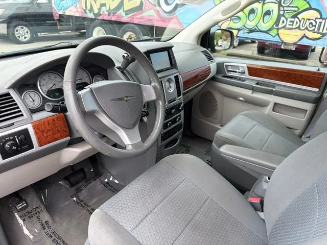 Used 2009 Green Chrysler Touring image 9