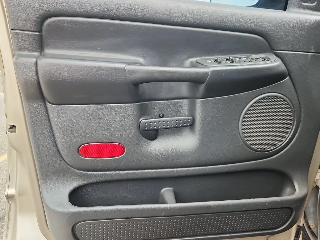 Used 2005 Beige Dodge SLT image 8