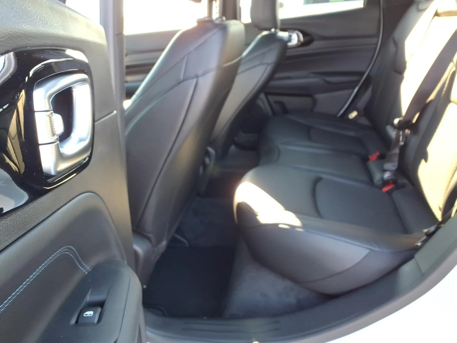 New 2026 Bright White Clear Coat Jeep Latitude Altitude image 5