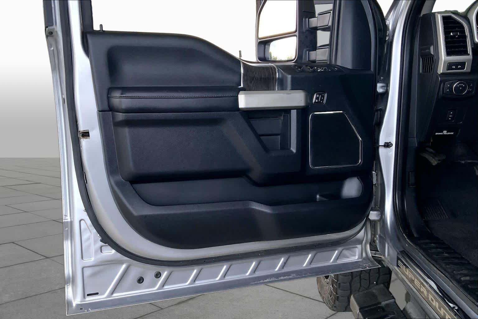 Used 2020 Iconic Silver Ford LARIAT image 21