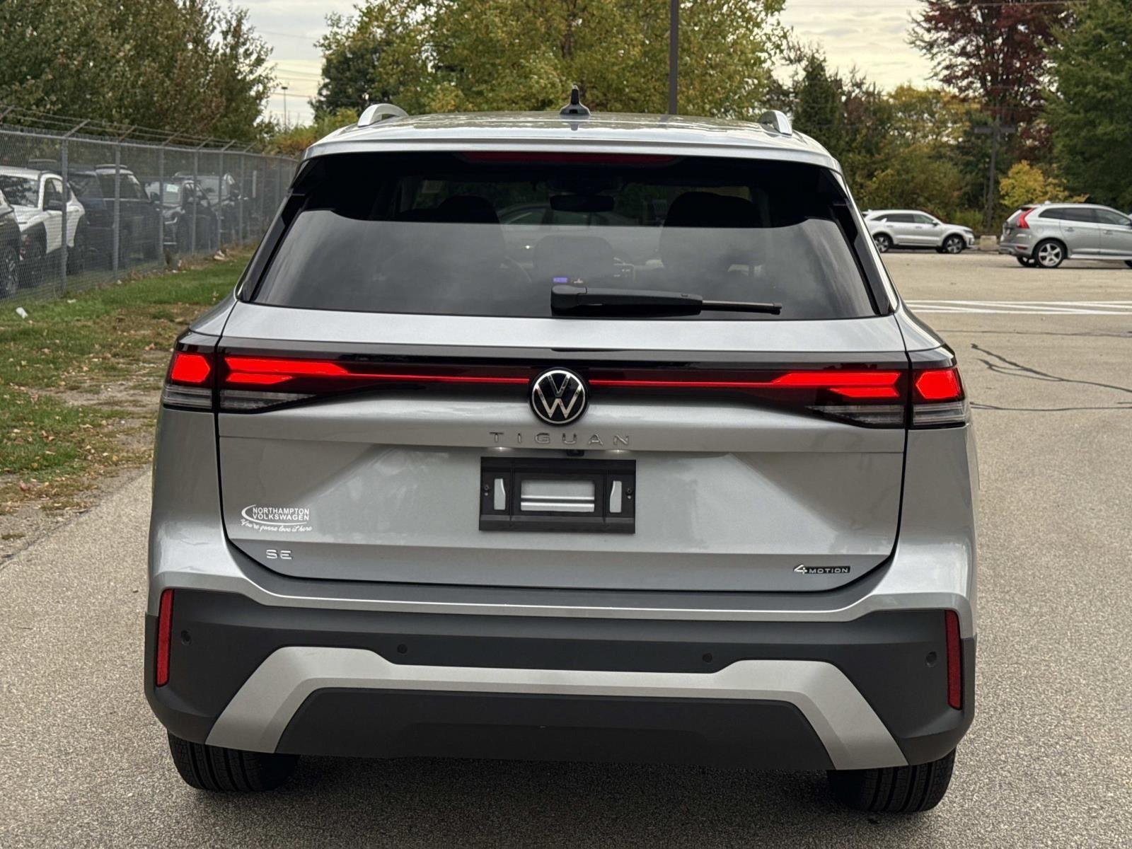 Certified Used 2025 Pyrite Silver Metallic Volkswagen SE image 6