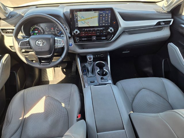 Used 2021 White Toyota Platinum image 9
