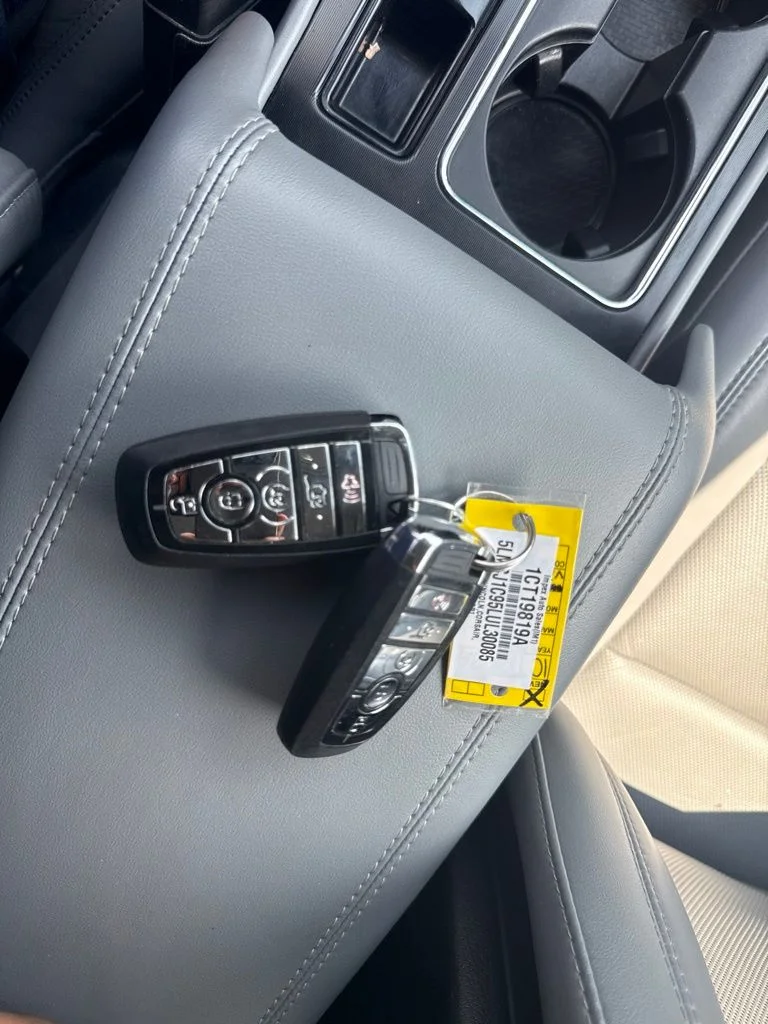 Used 2020 Blue Lincoln Standard image 6