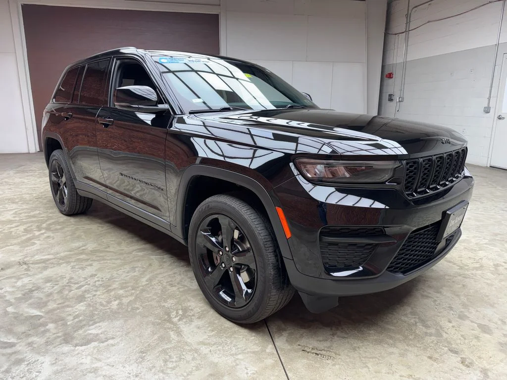 Used 2023 Diamond Black Jeep Altitude X image 7