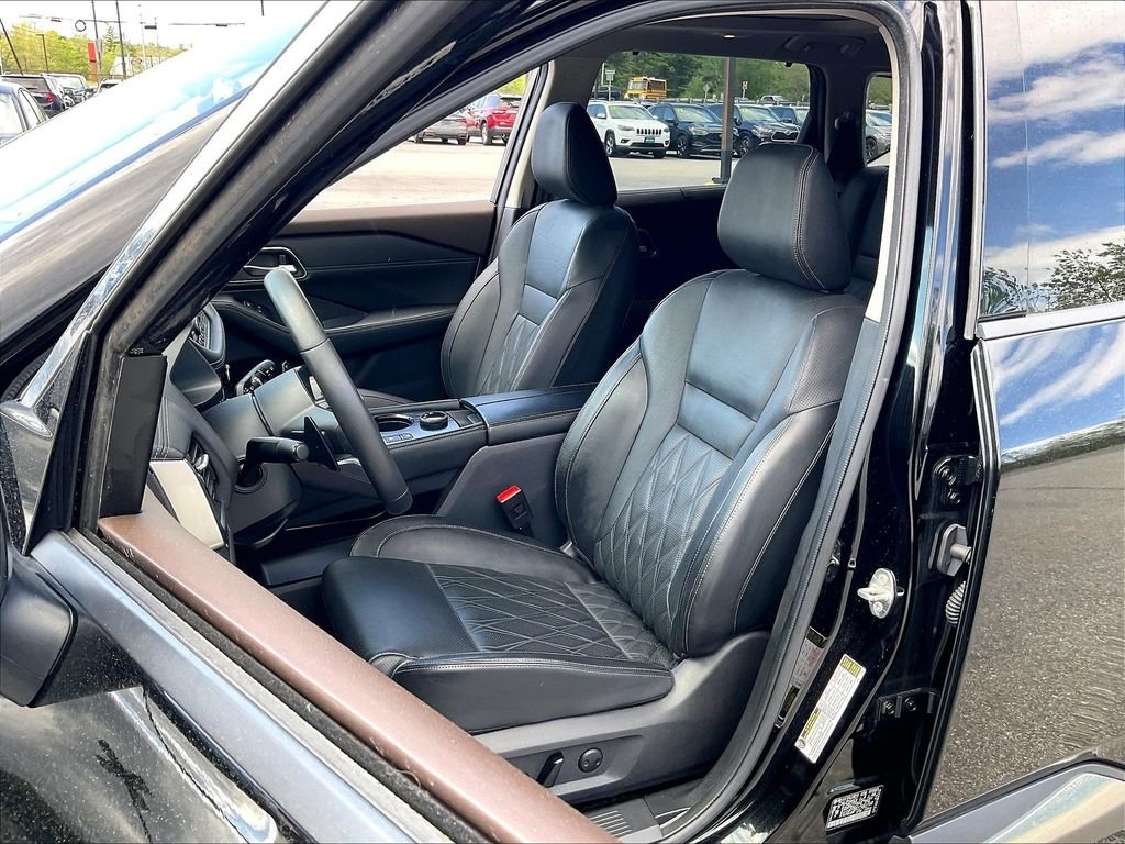 Used 2023 Super Black Nissan Platinum image 9