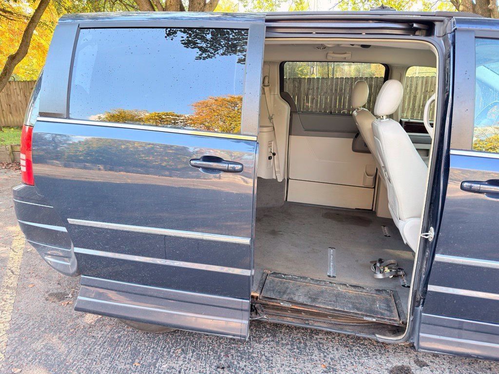Used 2009 Blue Chrysler Touring image 28