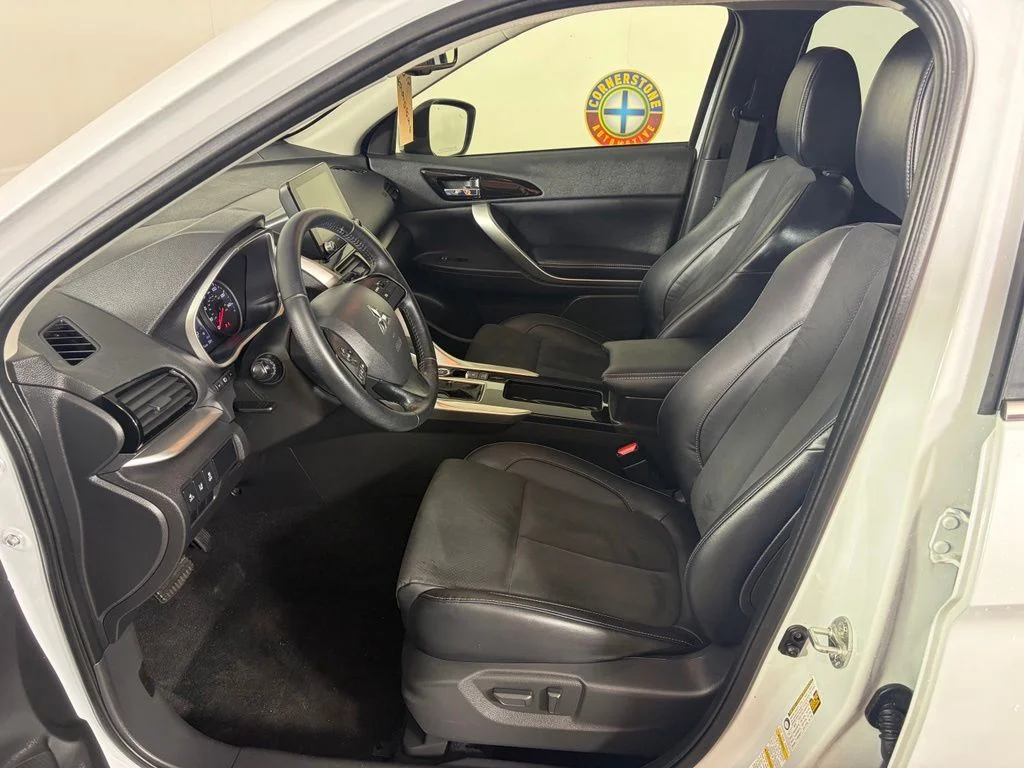 Used 2022 Silver Mitsubishi SE image 11