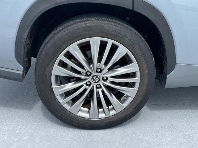 Used 2023 Moon Dust Toyota Platinum image 7