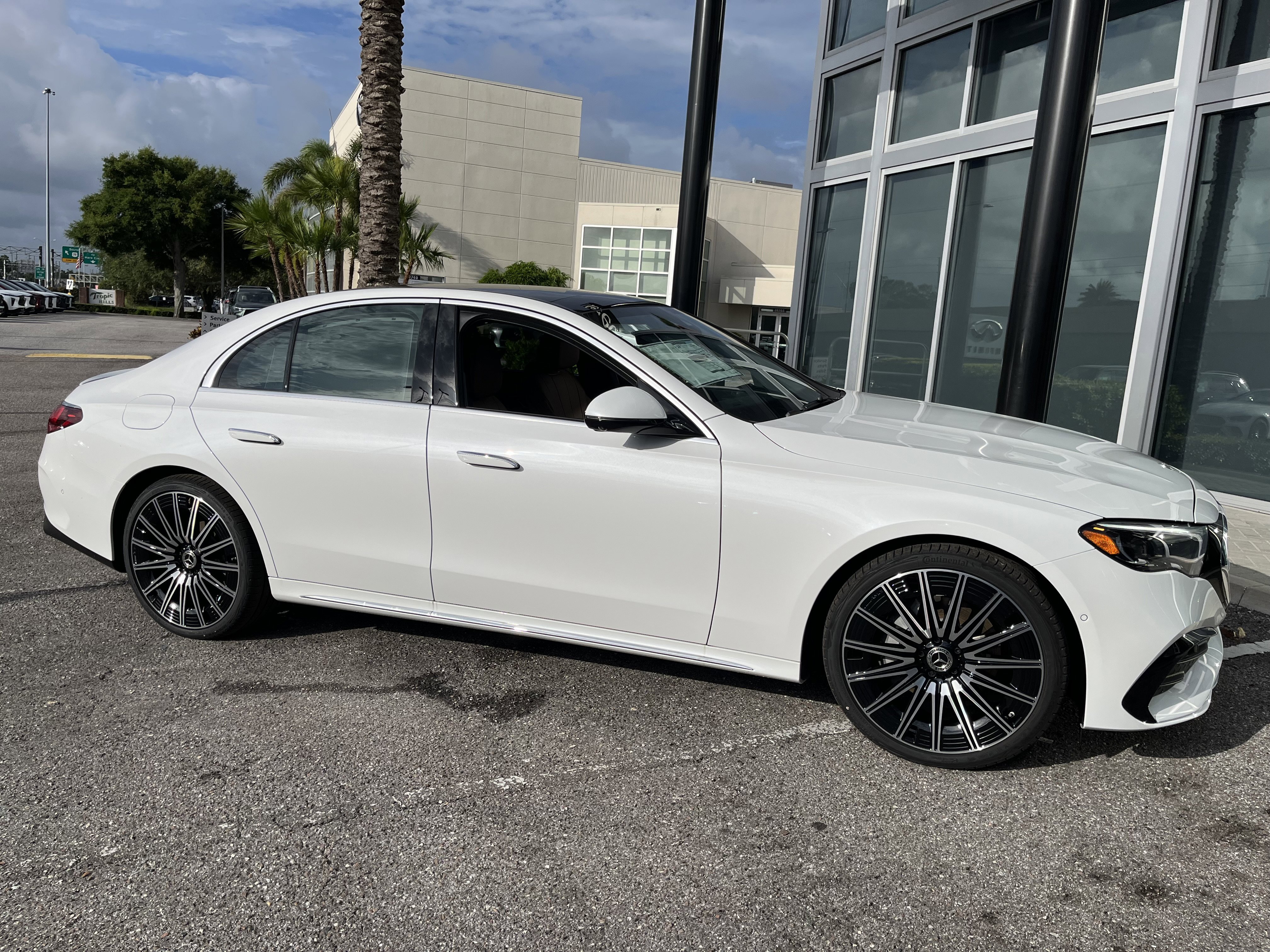 New 2026 MANUFAKTUR Moonlight White Metallic Mercedes-Benz E 350 image 9
