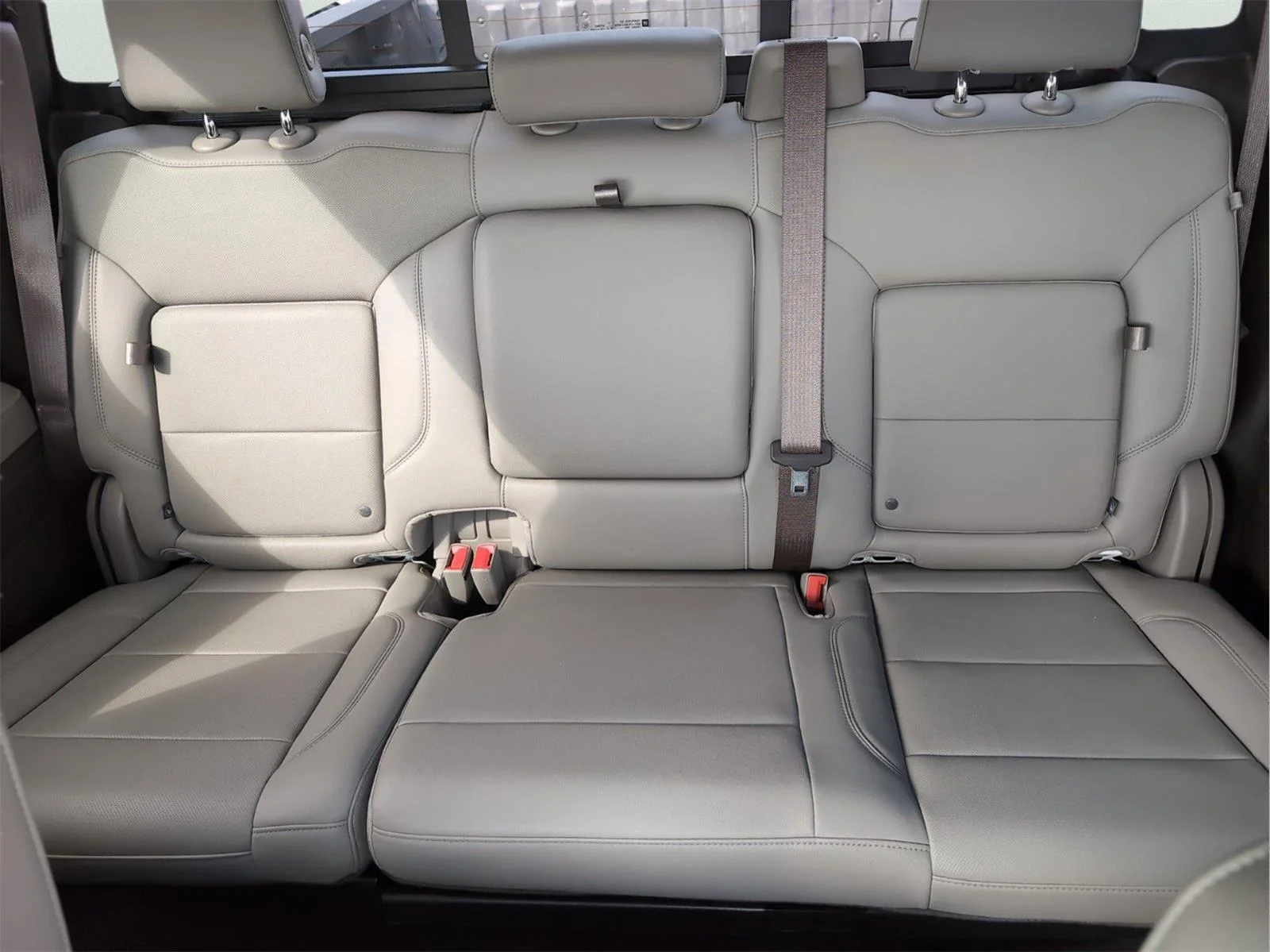 Used 2022 White Frost Tricoat GMC SLT image 30