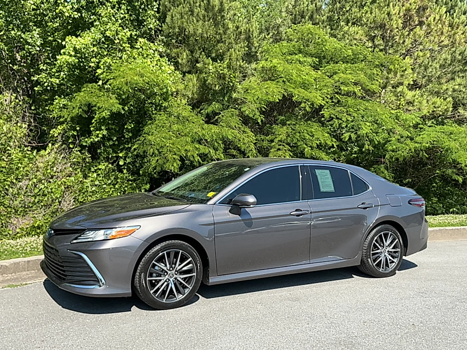 Used 2023 Predawn Gray Mica Toyota XLE Hybrid image 4